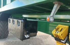 F8DCB183-1B83-4BE9-8313-9567F8EC3598